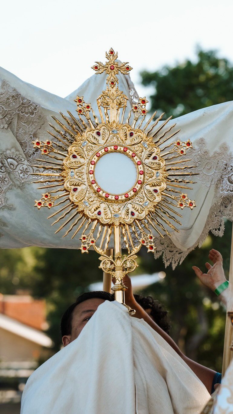 “The greatest love story of all time is contained in a tiny white host.” — Venerable Fulton J. Sheen
Thank you to all who helped share the love and presence of Jesus throughout Irvine, CA during this past weekend’s 2-day Eucharistic Pilgrimage!
Be sure to join us at the “I AM” Eucharistic Congress on Oct. 20 & 21. Register at the link in our bio. 