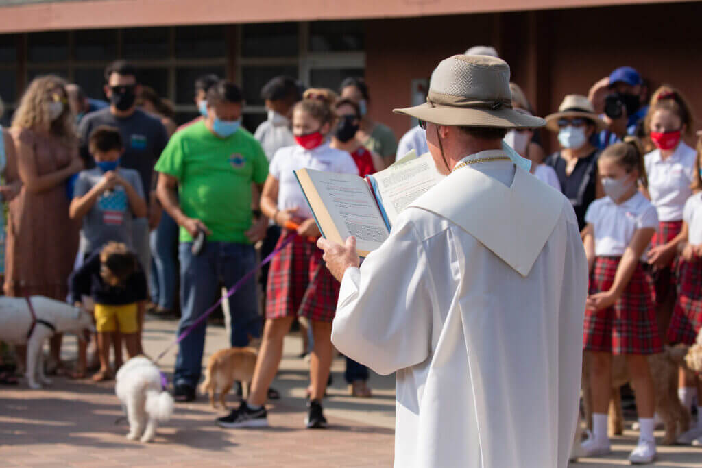 Lleve sus animales a la iglesia