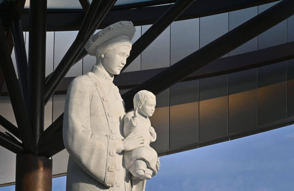 Primera misa y rosario en el Santuario de Nuestra Señora de La Vang de la Catedral de Cristo, testamento del viaje del pueblo vietnamita-americano