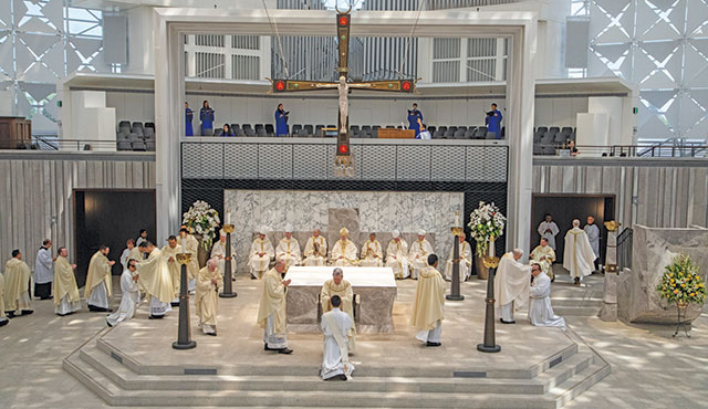 Catedral de Cristo reabre con ordenación sacerdotal