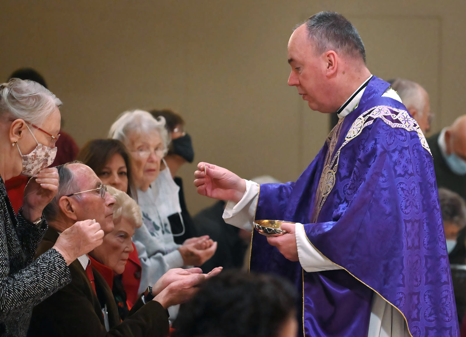 La diócesis de Orange bautizará a casi 1.000 personas en su vigilia pascual anual