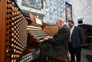 Hazel đã trở lại: Giáo phận Orange và Nhà thờ Christ ăn mừng việc khôi phục hoàn thành Cây đàn Organ Hazel Wright nổi tiếng thế giới