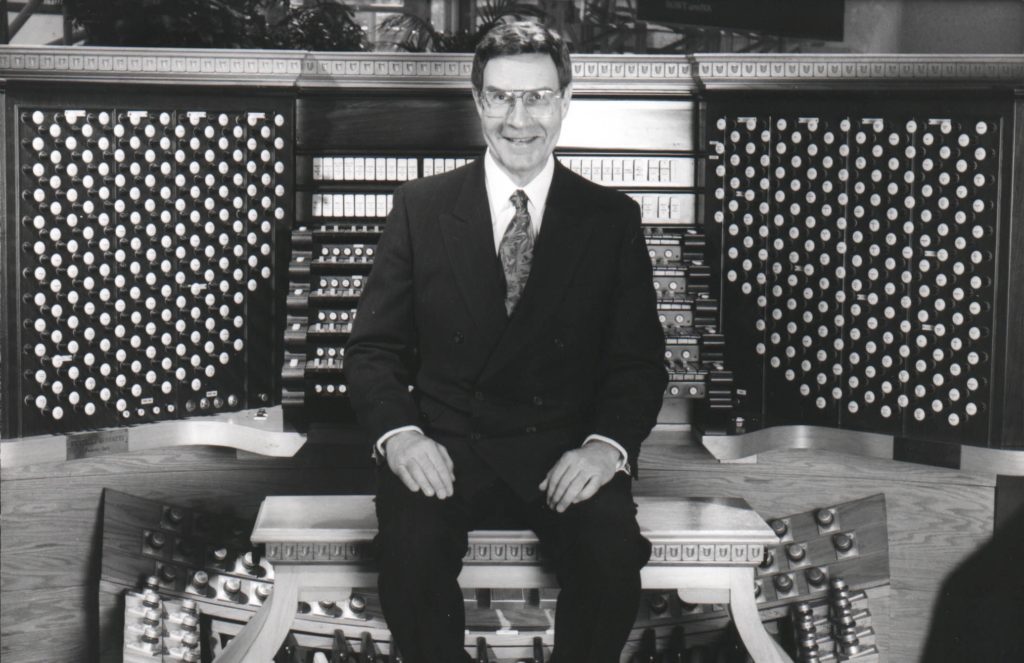 La Diócesis de Orange y la Catedral de Cristo lamentan el fallecimiento del Dr. Frederick Swann, legendario organista que ayudó a restaurar el órgano Hazel Wright de la catedral.